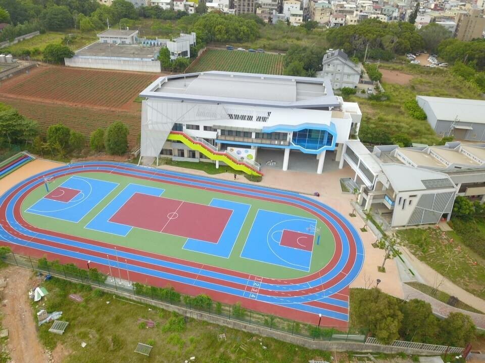 Donghai Elementary School’s new school building and playground